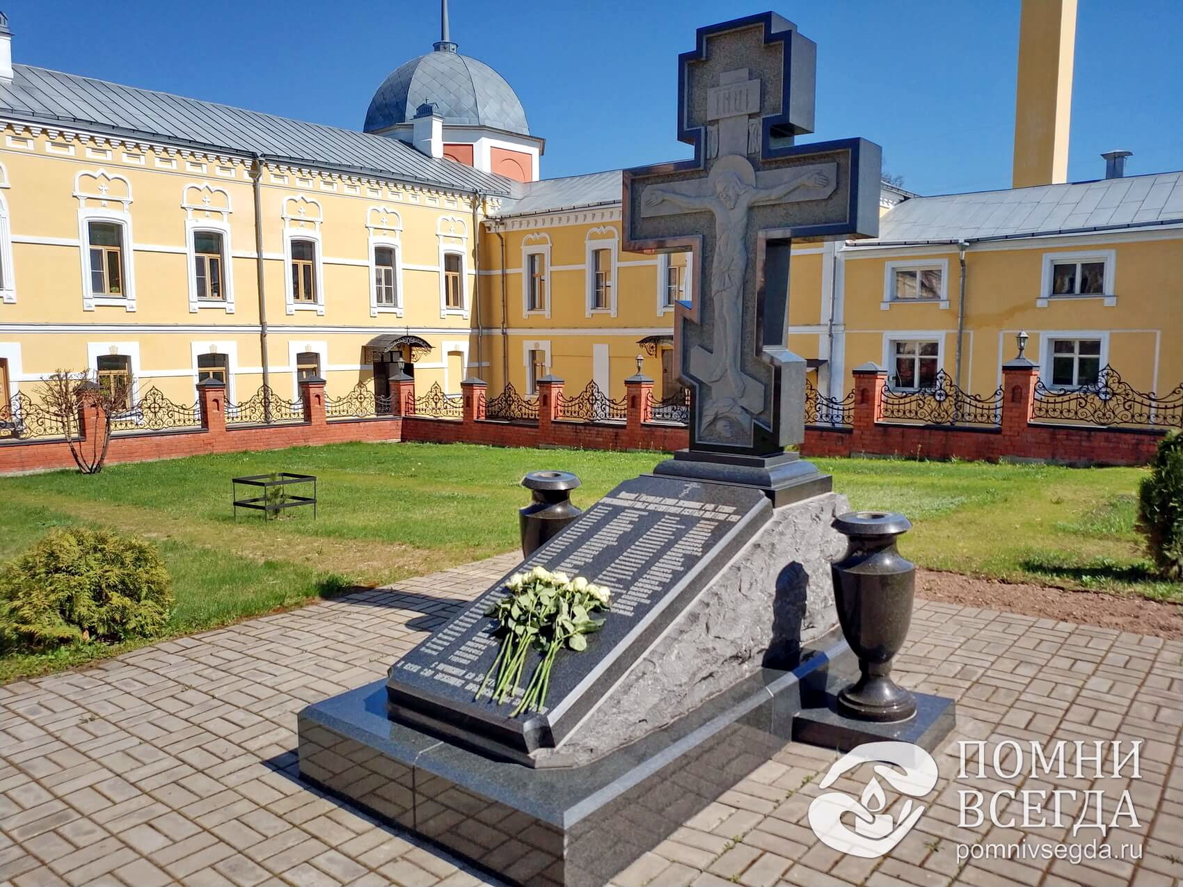 Массивный православный крест с вырезанным распятием